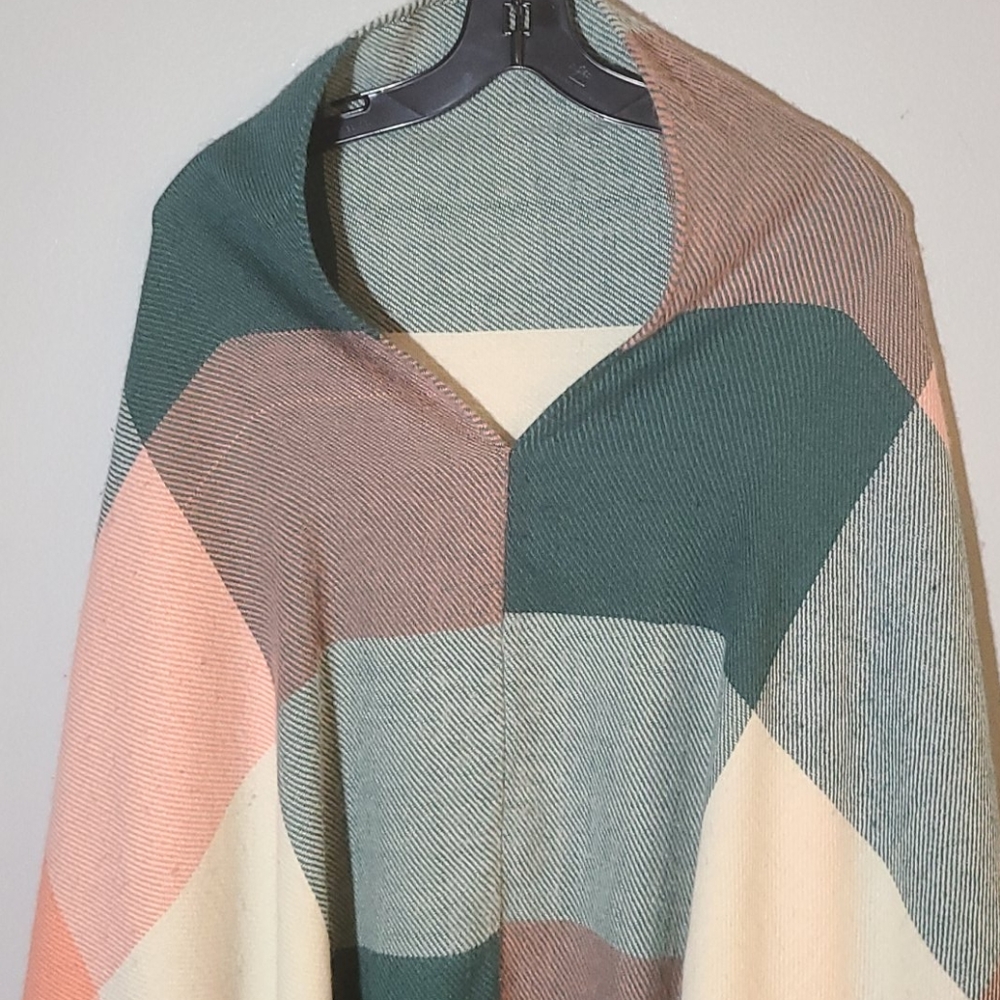 Poncho - Picture 4 of 8